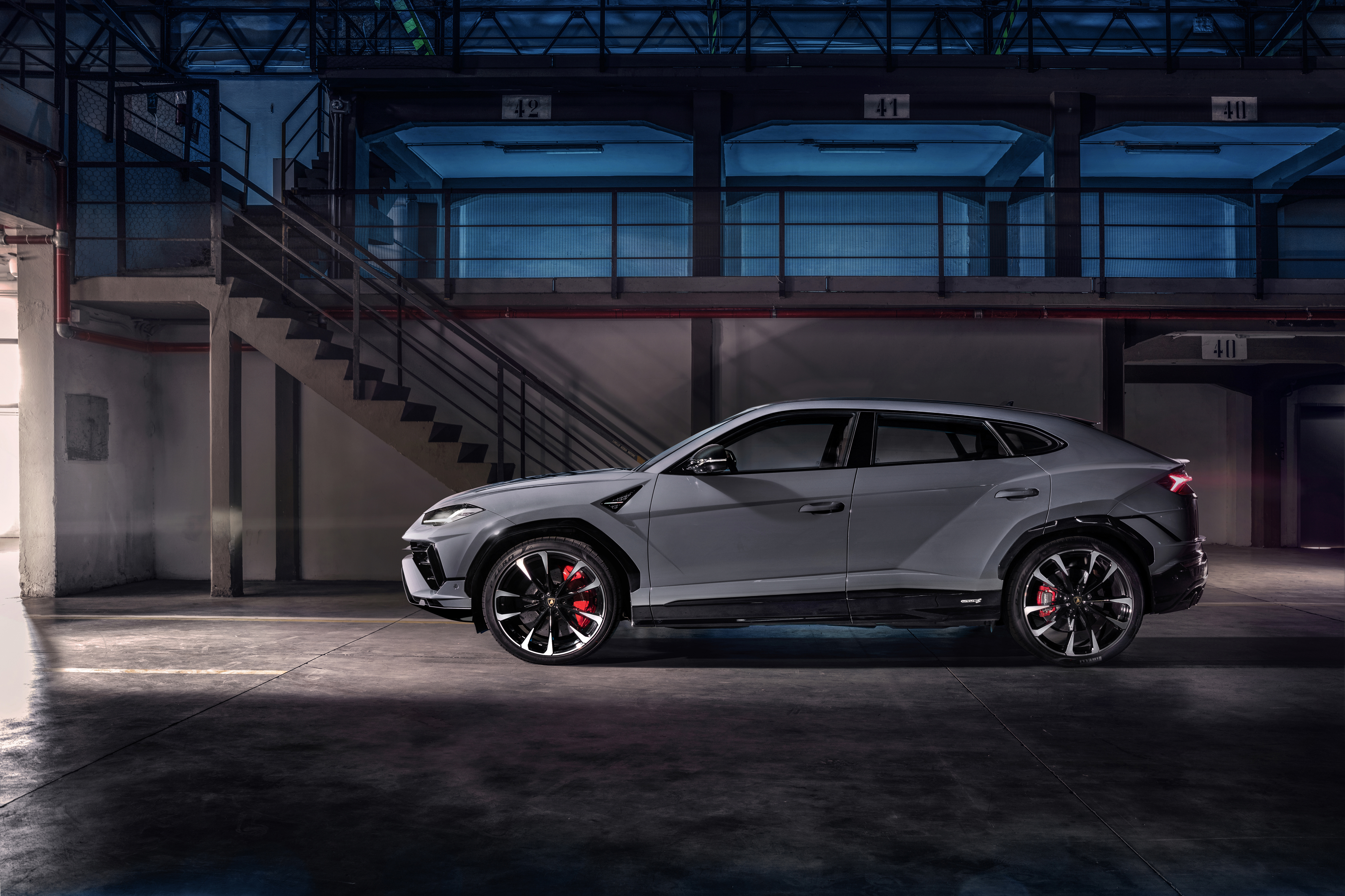 Lamborghini Urus S | facelift super sportovního SUV | novinka 2023 | motor V8 biturbo | výkon 666 koní | první auta k objednání online | AUTOiBUY.com